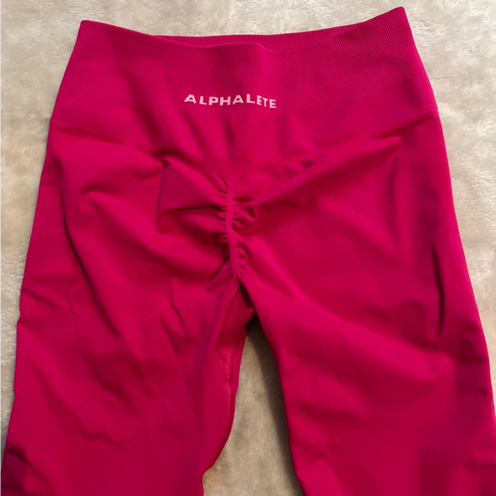 Alphalete Scrunch Butt Leggings in Raspberry Pink - Size S